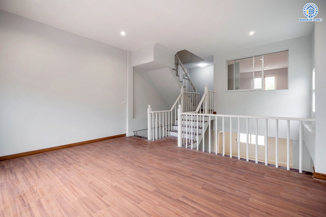 บ้านมือสองตกแต่งใหม่ โครงการ บ้านแก้ววิลล่า จรัญสนิทวงศ์ หลังมุม ทาวน์เฮ้าส์ 3 ชั้น เนื้อที่ 22.9 ตร.ว. ฟังก์ชัน 3 ห้องนอน 4 ห้องน้ำ จอดรถได้ 2 คัน บนทำเลศักยภาพ เชื่อมต่อหลายเส้นทาง ใกล้รถไฟฟ้าสายสีน้ำเงิน "สถานีไฟฉาย"